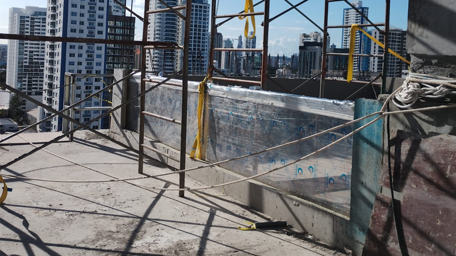 Akrylátový panel o tloušťce 100 mm pro okno venkovního bazénu